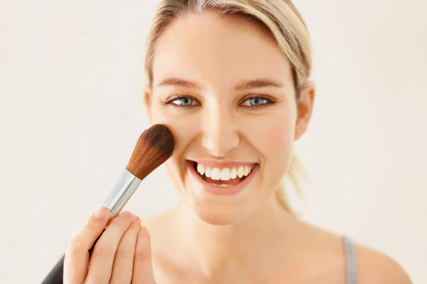 Come applicare e scegliere il blush per un trucco perfetto