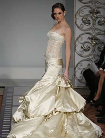 Abito da sposa con bustino stretto