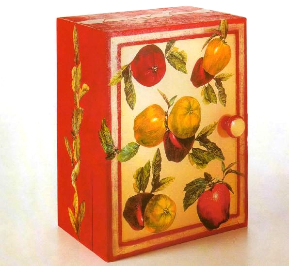Decora con il decoupage un armadietto con immagini di frutta