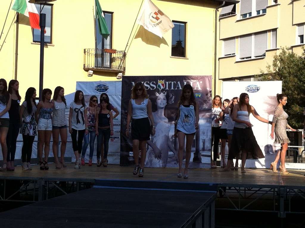 Le Miss in passerella durante le prove