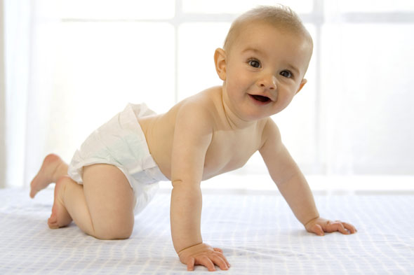 Neonato impara a gattonare