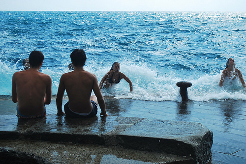 adolescenti in vacanza al mare