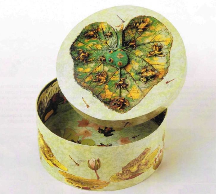 Decoupage creativo su una scatola tonda in compensato