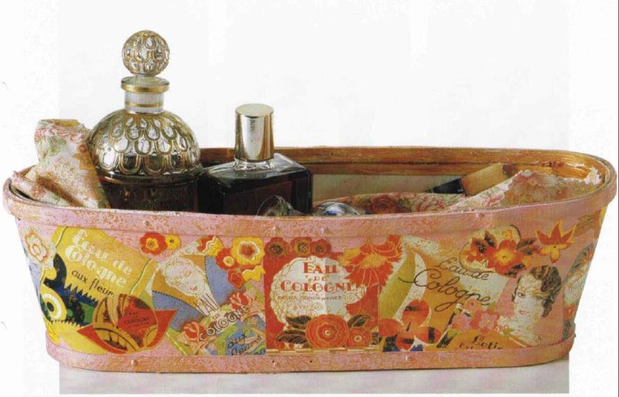 Decora in decoupage una scatola in legno portaprofumi