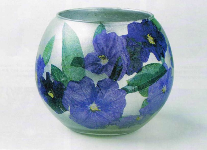 Decoupage floreale su una boccia di vetro