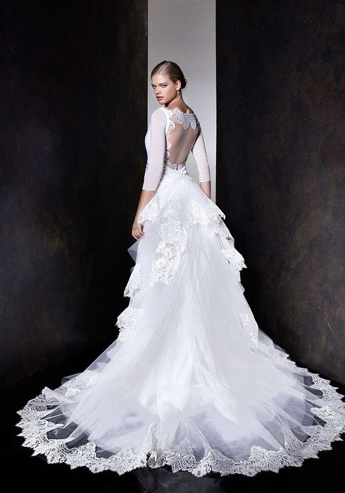 Modello con strascico in pizzo