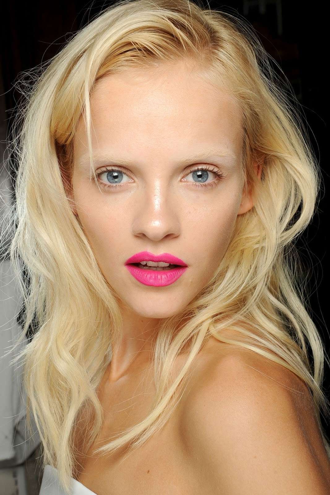Lipstick rosa con trucco nude look