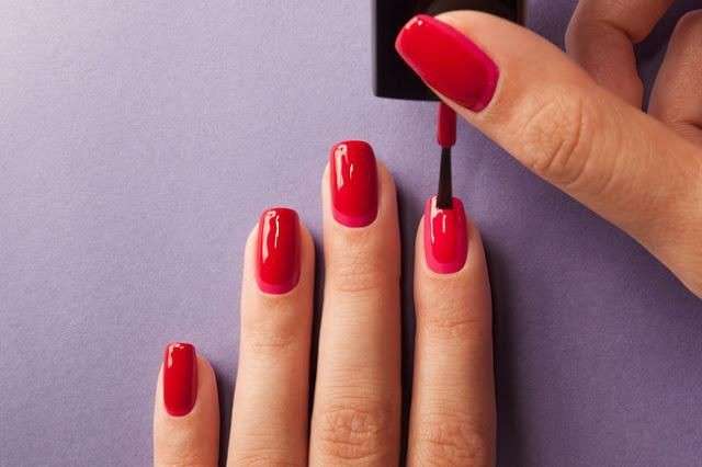 Applicazione smalto rosso