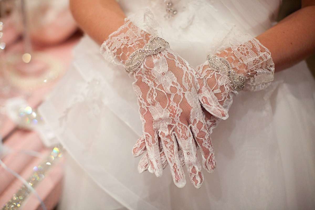 Guanti raffinati per la sposa