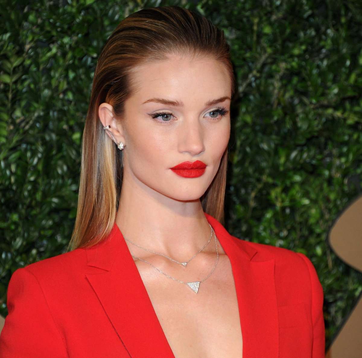 Rosie Huntington Whiteley con giacca e rossetto rosso