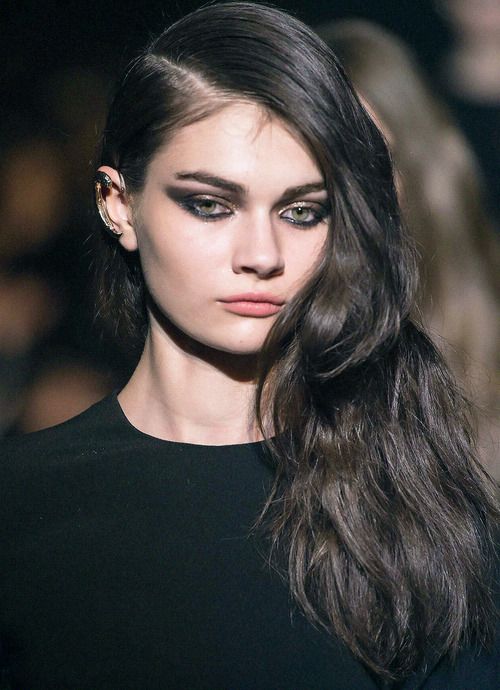Capelli lunghi con riga laterale e ciuffo voluminoso