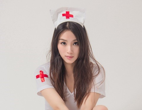 ragazza vestita da infermiera