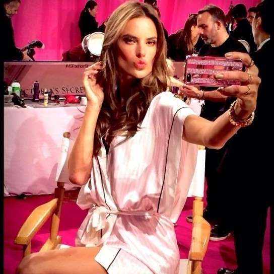La bellissima Alessandra Ambrosio si fotografa