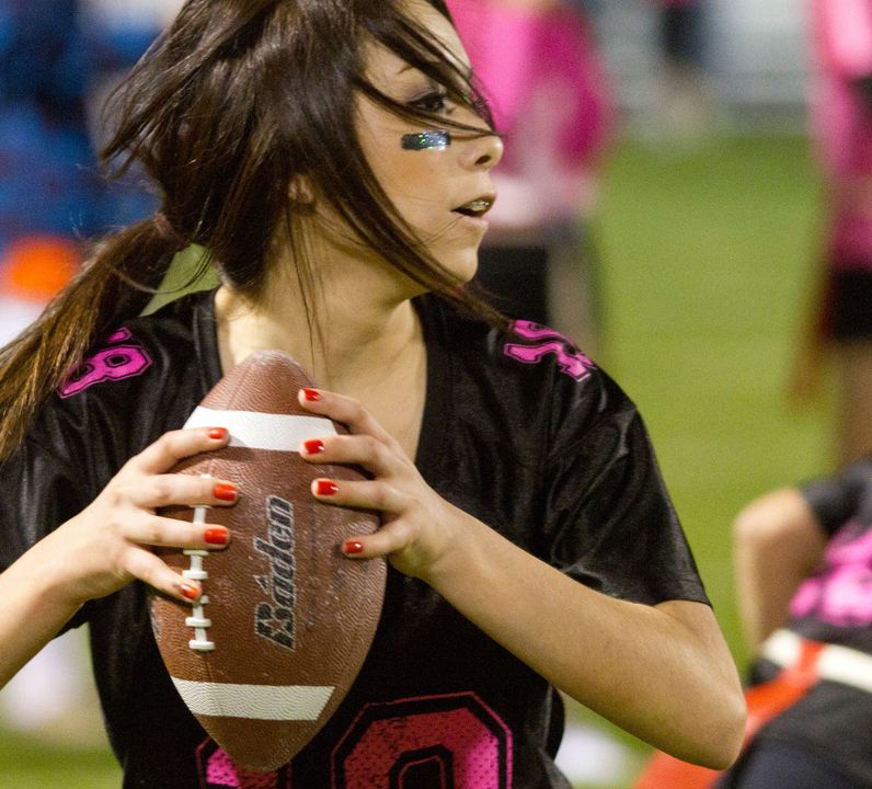 Ragazza che gioca a football