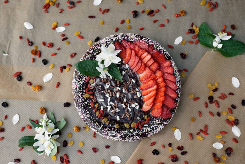 Torta con fragole e cioccolato