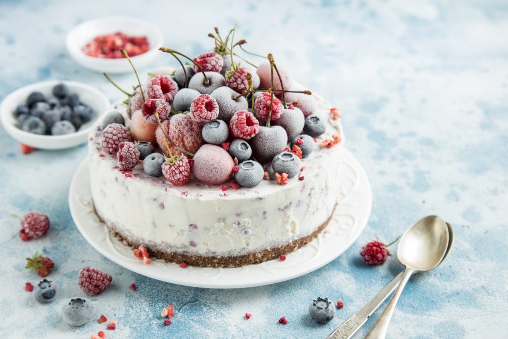 Torta gelato con frutti di bosco