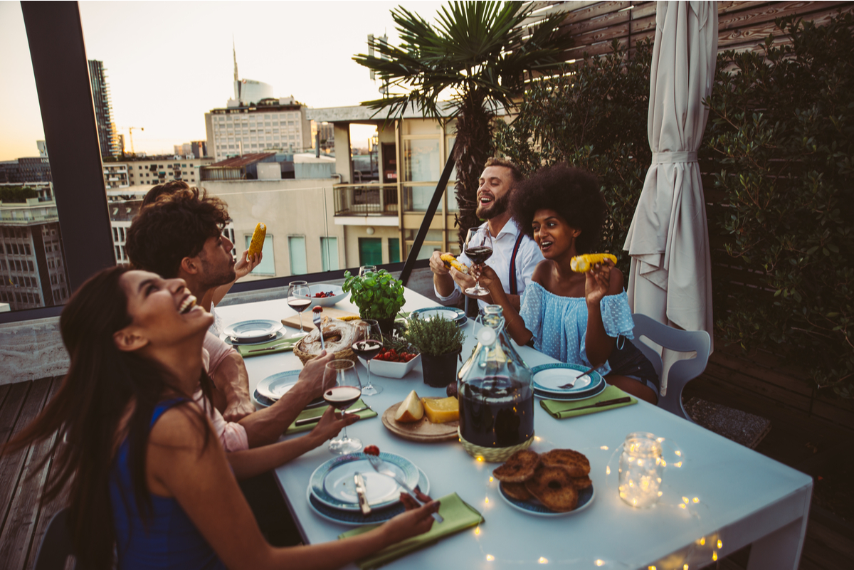 Amici che cenano in terrazza