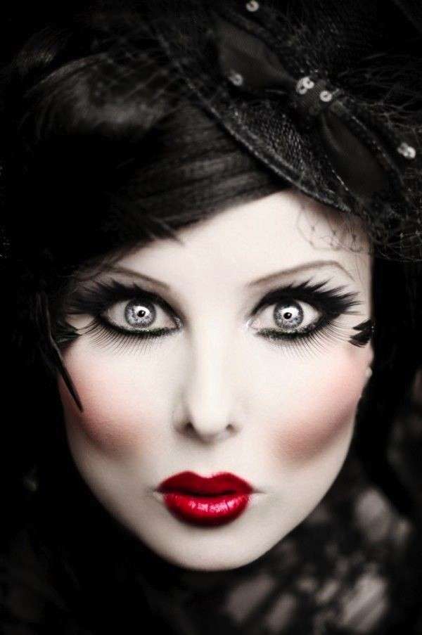 Make up teatrale con lenti a contatto colorate