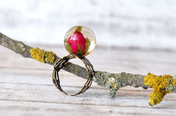 Anello con rosa in una sfera