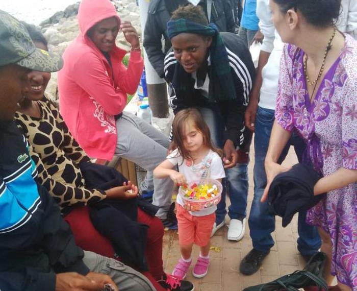 Ventimiglia, la bambina offre caramelle ai migranti e diventa eroina della rete
