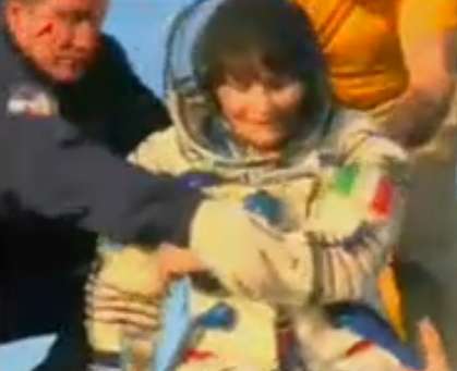 Samantha Cristoforetti fuori dalla navicella