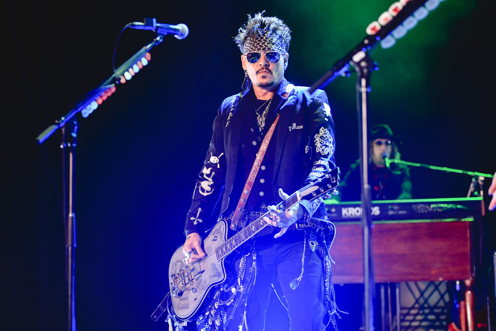 Johnny Deep è anche chitarrista del gruppo rock Hollywood Vampires