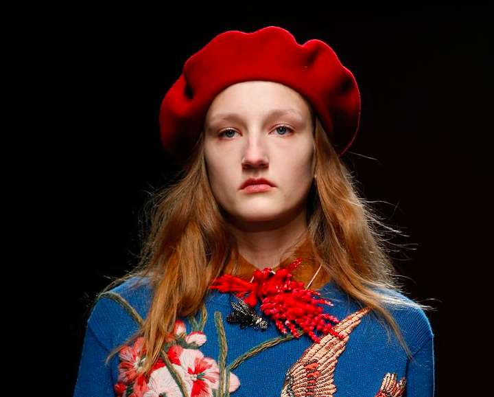 Cappello con capelli sciolti morbidi da Gucci