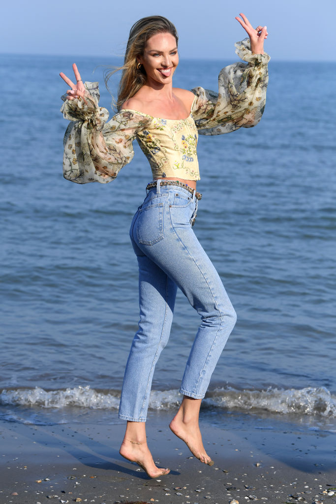 Candice Swanepoel con jeans e top bardot