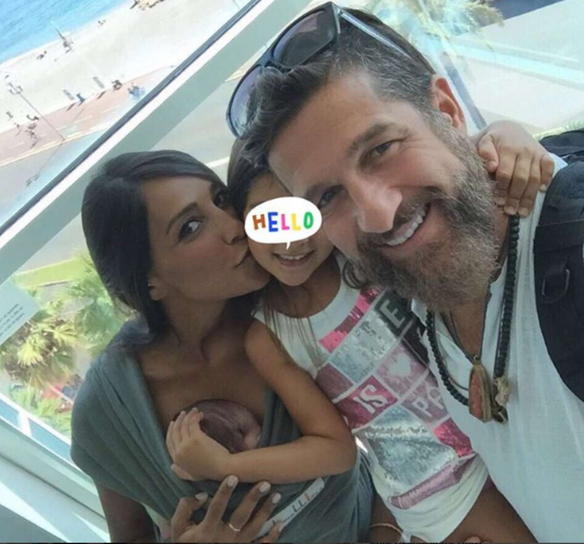 Juliana Moreira ed Edoardo Stoppa con i figli Lua Sophie e Sol Gabriel