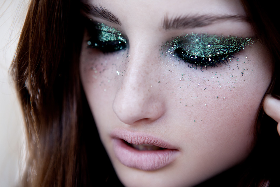 Come togliere i glitter da viso e capelli