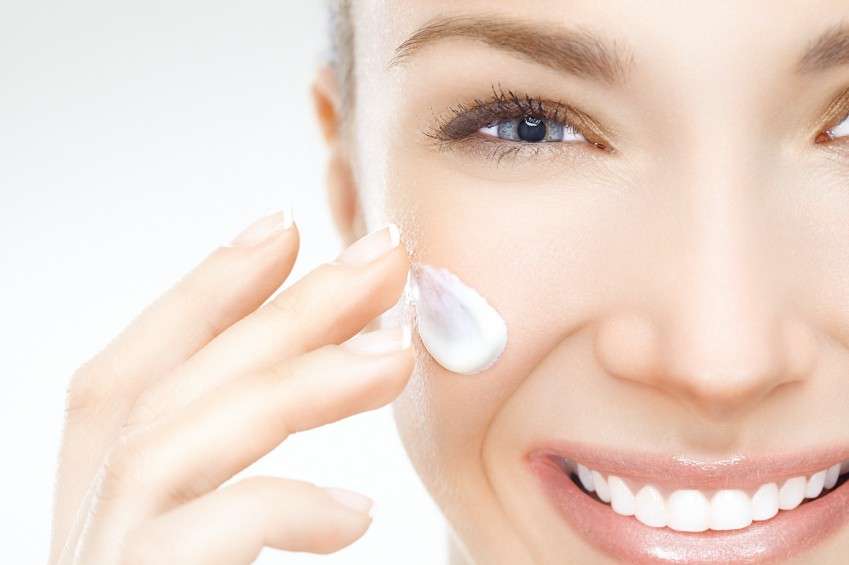 Applicare il siero per il viso