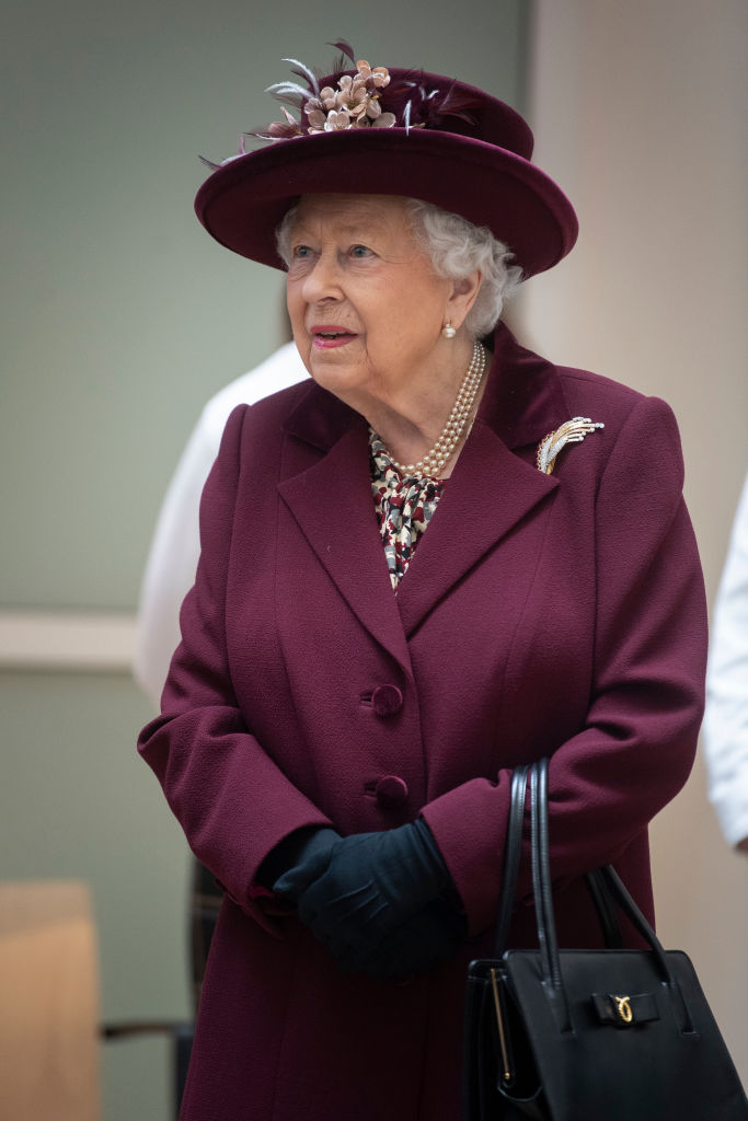 Queen Elizabeth visita il MI5