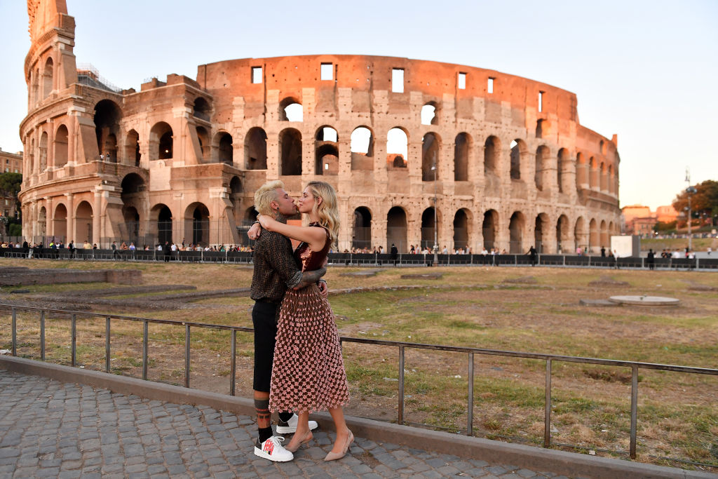 Chiara Ferragni e Fedez durante la sfilata Fendi nel 2019