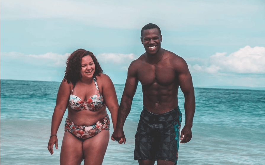 L’amore vero non ha ostacoli, la foto della coppia al mare che sta facendo il giro del web