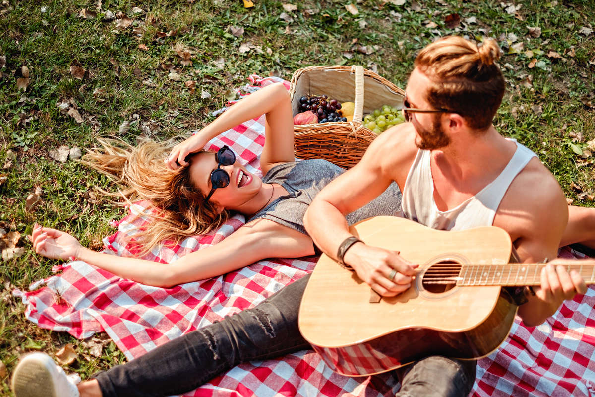 Coppia durante un picnic