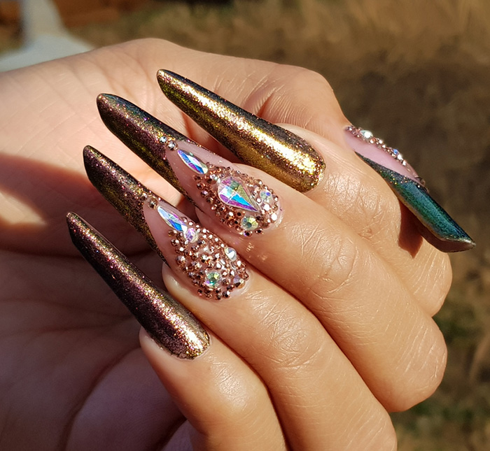 Nail art a punta con glitter