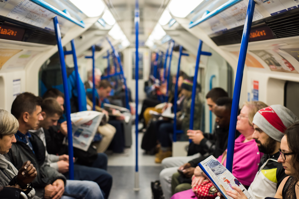 Si finge incinta per vedere chi le lascia il posto in metro, ma l’esperimento sociale fallisce
