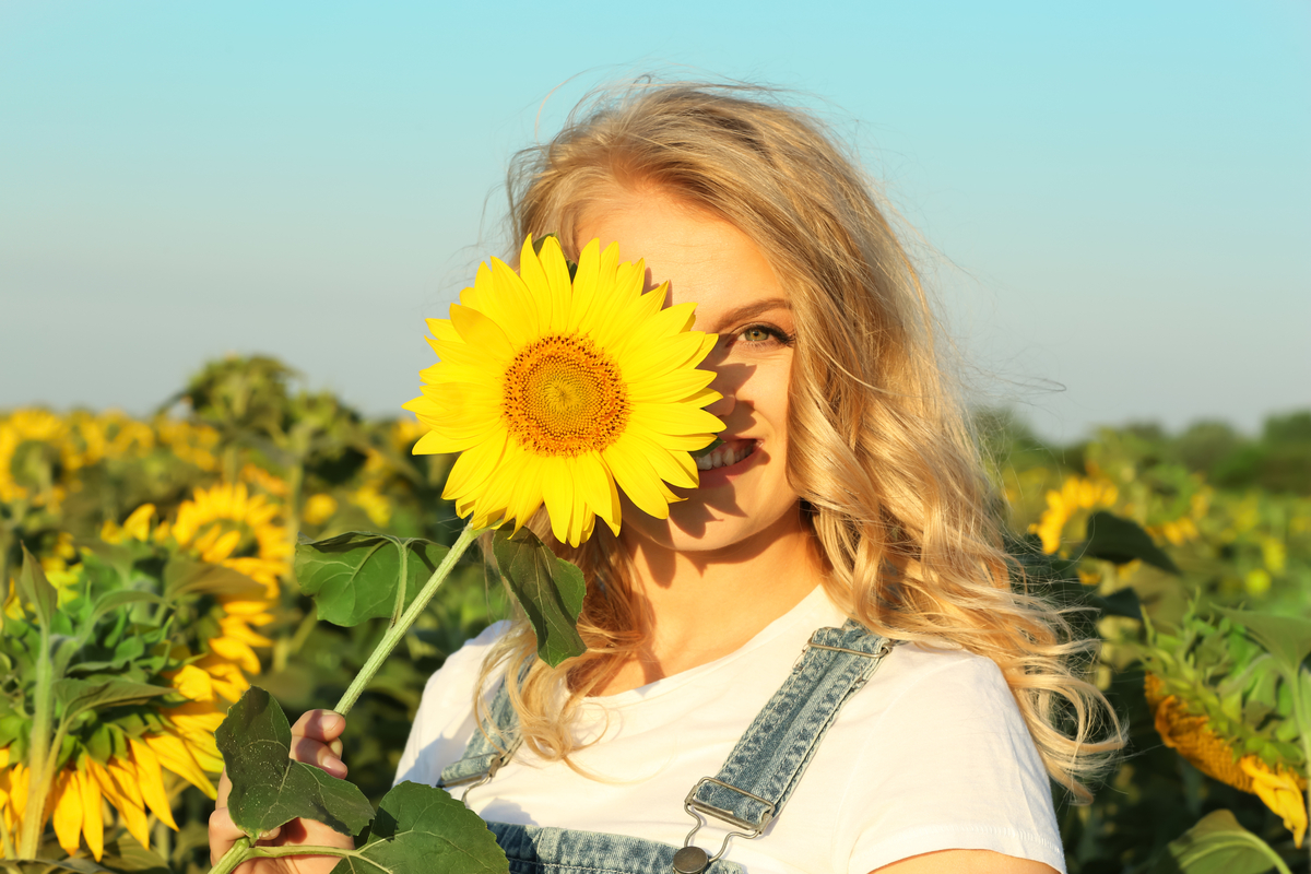 Ragazza in un campo di girasoli