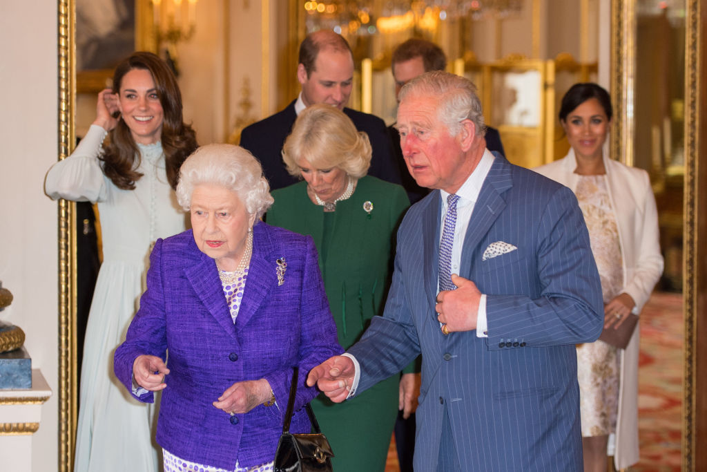 La regina Elisabetta II durante il cinquantesimo anniversario dell'investitura del principe di Galles
