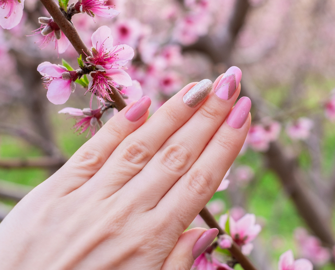 Rosa: tendenze unghie della primavera