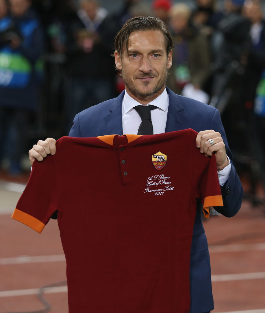 Totti con la sua maglietta per il Hall of Fame del calcio italiano