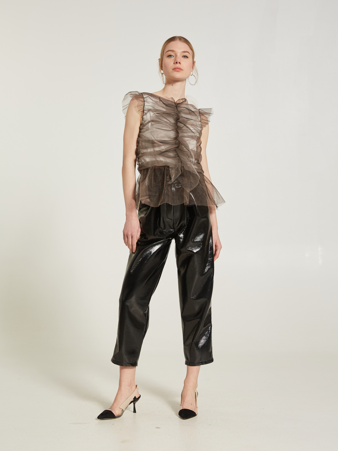 Pantaloni paperbag in vinile e blusa tulle