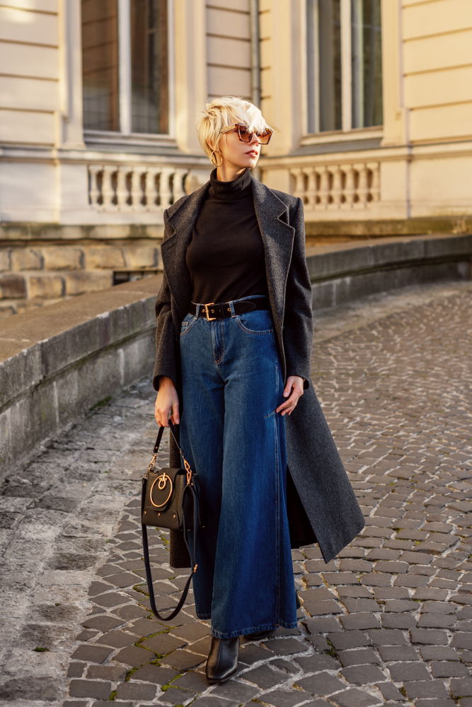 I pantaloni larghi a palazzo e a vita alta sono perfetti anche in jeans