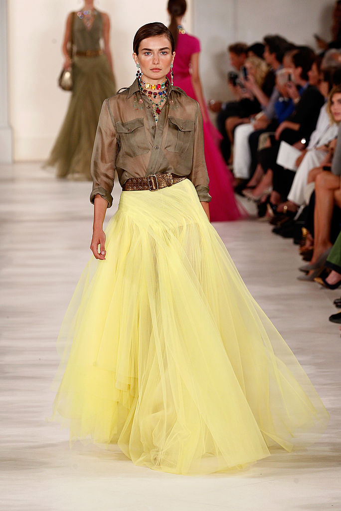 Ralph Lauren firma questo outfit super cool con gonna in tulle e camicia svasata