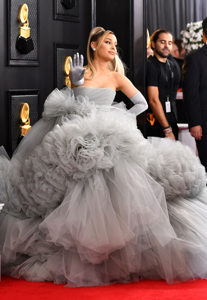 Ariana Grande sembra volteggiare in questo vestito Giambattista Valli indossato ai Grammy's