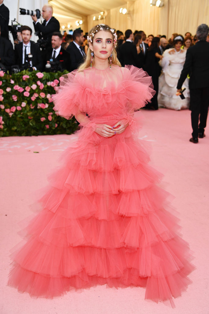 Abito in tulle rosa con una gonna ampia, perfetta per la primavera