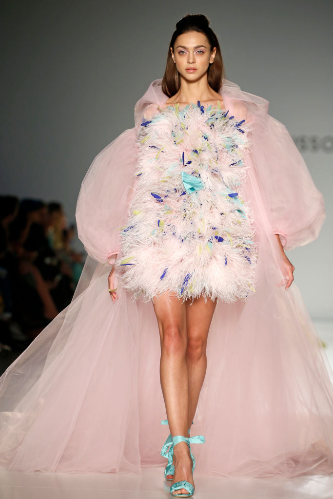 Ralph & Russo utilizzano il tulle creando lunghi e soffici mantelle, creando un'atmosfera quasi onirica