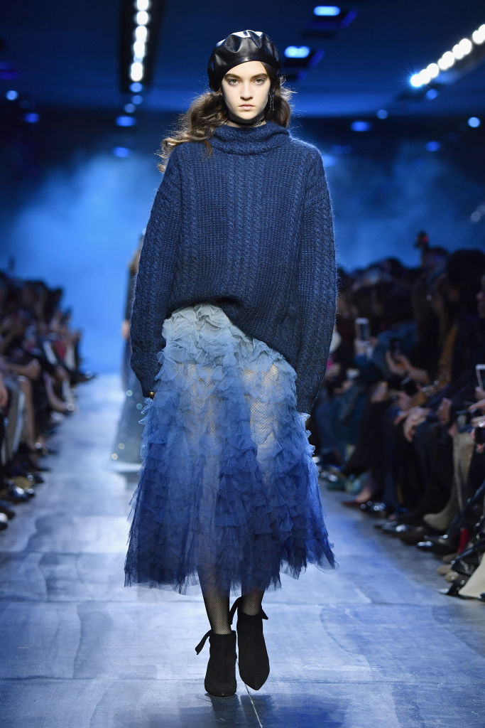 Gonna in tulle Dior in Classic Blue, il colore pantone del 2020