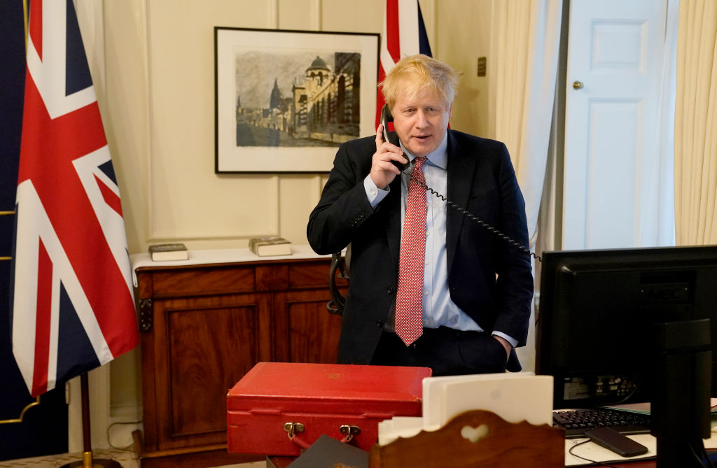 Boris Johnson durante la chiamata settimanale con la Regina Elisabetta