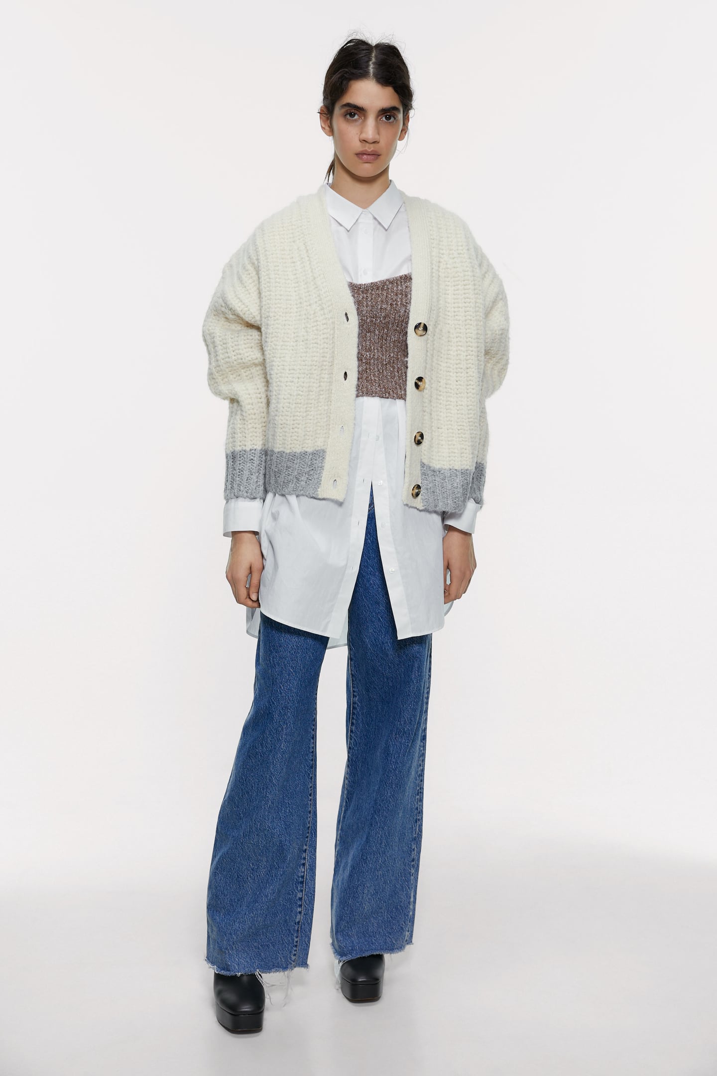 Cardigan bianco con maniche a sbuffo. 49,95 euro